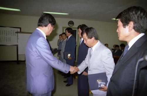 이원홍 문화공보부 장관 86 을지연습 유공자 표창 이미지