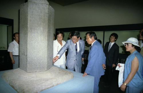 이원홍 문화공보부 장관 경주박물관 시찰 이미지