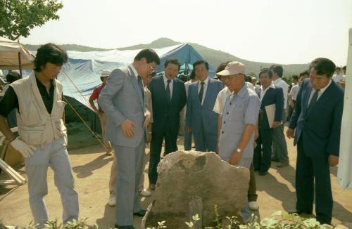 이원홍 문화공보부 장관 경주 용강동 발굴현장 시찰 이미지