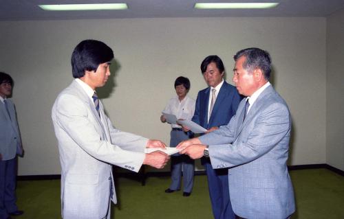 김동호 문화공보부 기획관리실장 박문양 사무관대우 외 승진자 임명장 수여 이미지