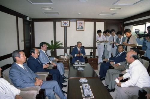 이원홍 문화공보부 장관 독립기념관 화재현장시찰한 민정당대표위원 일행 접견 이미지