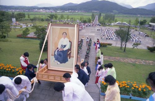 이원홍 문화공보부 장관 유관순 열사 비각 확장 및 영정 봉안식 참석 이미지