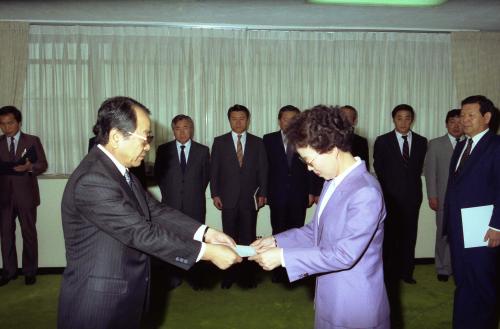 이웅희 문화공보부장관 허만일 종무실장 외4명 임명장 수여 이미지
