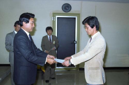 최창윤 문화공보부차관 사무관 및 6급 승진자 임명장 수여 이미지