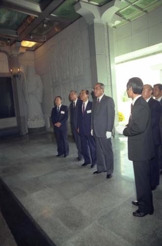 노신영 국무총리 제2국립묘지 참배 이미지