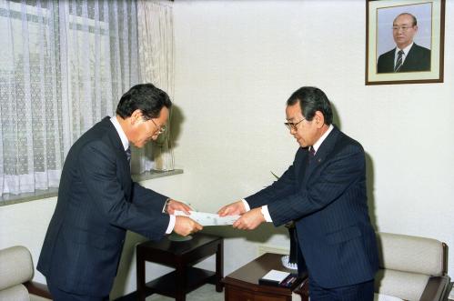 이웅희 문화공보부 장관 문화재보호협회 이사장, 종무국장, 학예연구직 5급상당 임명장 수여 이미지