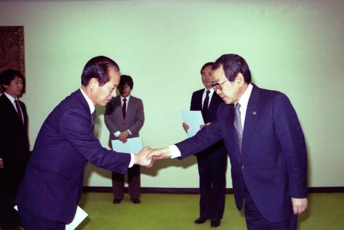 이웅희 문화공보부 장관 문화재기획관 백동호 외 3명 임명장 수여 이미지