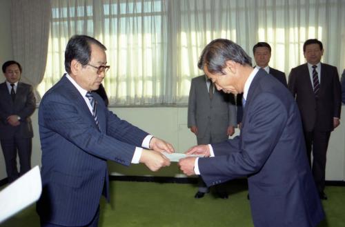이웅희 문화공보부장관 전영동 국장 외7명 임명장 수여 이미지