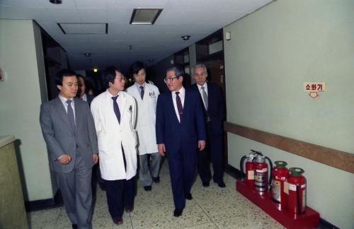국무총리 비서실장 1986년 부상체조선수 국무총리 위문금 전달 이미지