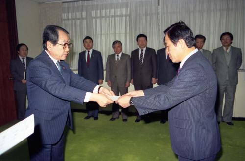 이웅희 문화공보부 장관 구창림 해외공보관장 외 4명 임명장 수여 이미지