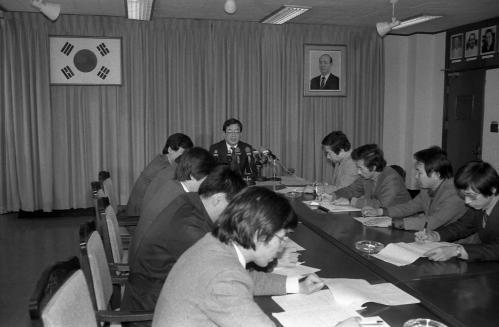 장관 졸업, 진학기의 청소년문화생활지도에 대한 기자회견 이미지