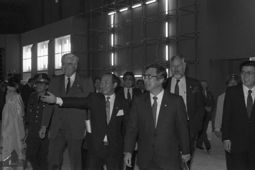 김만제 부총리 및 상공장관일행 EXPO '86 행사 장소 관람 이미지