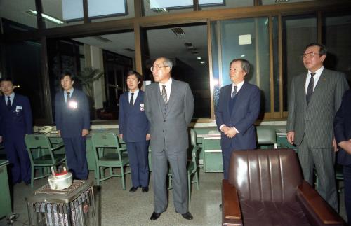 노신영 국무총리 관세청 야간당직실 순시 이미지
