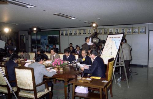 이규호 건설부 장관 평화의 댐 건설에 대한 기자회견 이미지
