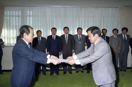 이웅희 문화공보부 장관 정성옥 공보과장 외 25명 전보발령장 수여 이미지