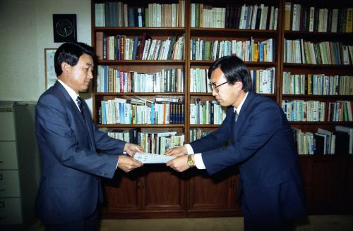 최창윤 문화공보부 차관 이길웅 예술1과장 외 1명 임명장 수여 이미지