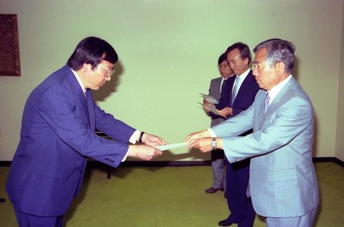 김동호 문화공보부 기획관리실장 사무관 및 행정주사 전보발령자 임명장 수여 이미지