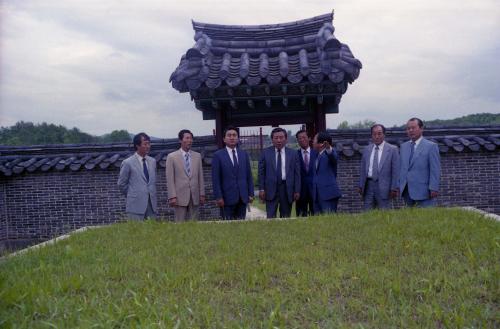 최창윤 문화공보부 차관 전주 조경단 관람 이미지