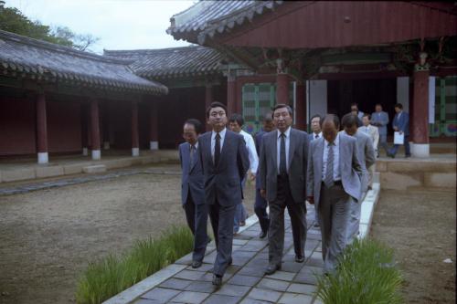 최창윤 문화공보부 차관 전주박물관 관람 이미지