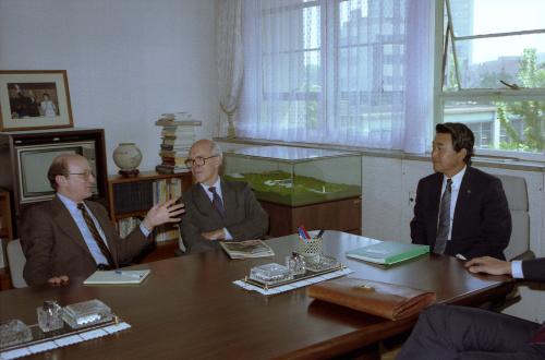 최창윤 문화공보부 차관 글라이스틴 전 주한 미국 대사 외 2명 접견 이미지