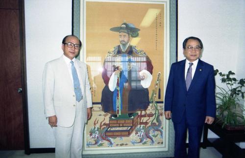 이웅희 문화공보부 장관 철종 영정기증자접견 감사패 수여 이미지