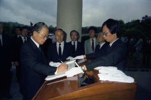 이한기 국무총리서리 국립묘소 참배 이미지