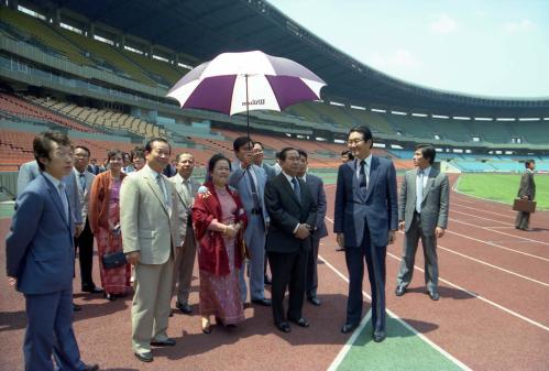 우산유 버마 대통령 올림픽주경기장 시찰 이미지