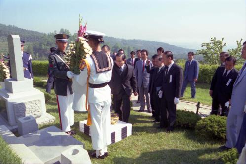 우산유 버마 대통령 국립묘지 참배, 버마 아웅산묘지 폭파 순국사절 묘소 헌화 이미지