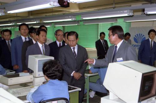 우산유 버마 대통령 대우통신 주안공장 시찰 이미지