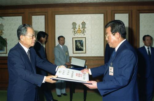 이한기 국무총리서리 중소기업은행장, 수출입은행장 임명장 수여 이미지