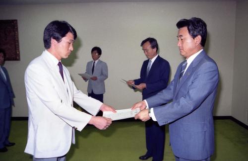 최창윤 문화공보부 차관 신규 7급 및 9급 임명장 수여 이미지