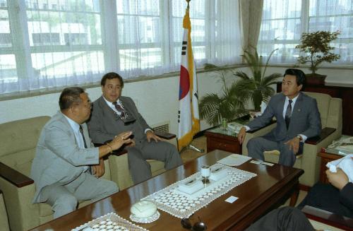 최창윤 문화공보부 차관 괌 주지사 일행 접견 이미지