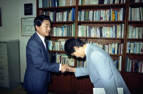 최창윤 문화공보부 차관 신규사무관 2명에 임명장 수여 이미지