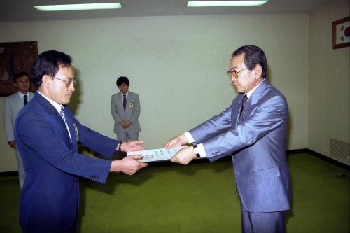 이웅희 문화공보부 장관 서기관 승진 최을성 외 1명 임명장 수여 이미지