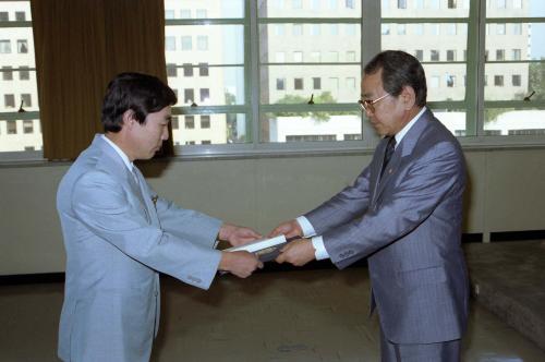 이웅희 문화공보부 장관 1987년 을지훈련 강평회에서 유공자 표창 이미지