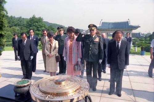 라파엘 사무디오 콜롬비아 국방장관 국립묘지 참배 이미지