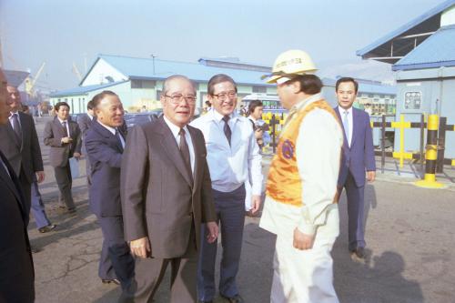 김정렬 국무총리 부산 제2부두 순시 이미지