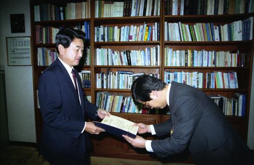 최창윤 문화공보부 차관 사회정화유공자 채규갑 사무관 표창 이미지