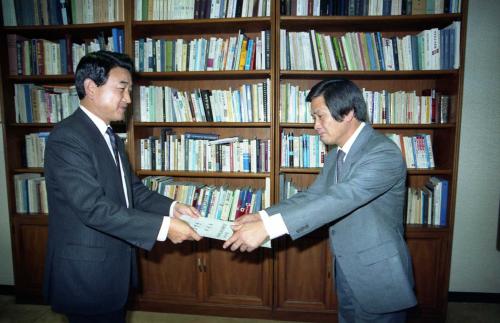 최창윤 문화공보부 차관 지순득 영화제작소 5급상당 임명장 수여 이미지