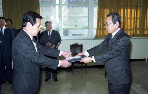이웅희 문화공보부 장관 12월 모범공무원 포상 이미지