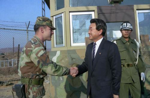 최창윤 문화공보부 차관 임진강 자유다리 초소장병 격려 이미지