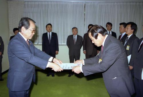 이웅희 문화공보부 장관 서기관급이상 전보발령장 수여 이미지