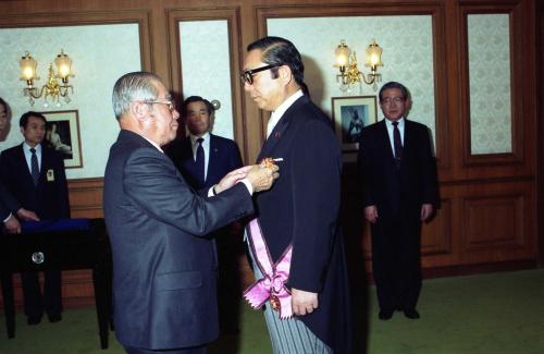 김정렬 국무총리 일본 중의원 상공분과위원장 서훈 이미지