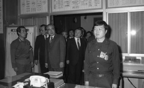 노신영 국무총리 서울시경 야간당직실 순시 이미지