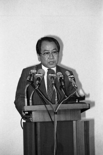 이웅희 문화공보부 장관 공안 및 시국관련사범에 대한 특별사면 및 복권조치 발표 이미지