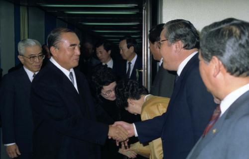 나카소네 야스히로 전 일본 수상 방한 김포공항 도착 이미지