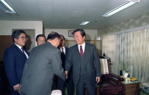 이현재 국무총리 서리 김대중 평민당 총재 방문 이미지
