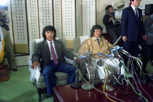 북한 탈출 한국으로 망명 요청한 김창화, 어성일 임시 기자회견 이미지