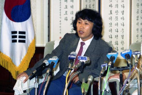 북한 탈출 한국으로 망명 요청한 김창화, 어성일씨 임시 기자회견 이미지