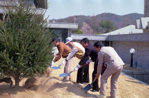 강용식 문화공보부 차관 문화공보부 직원 식목일 행사 참석 이미지